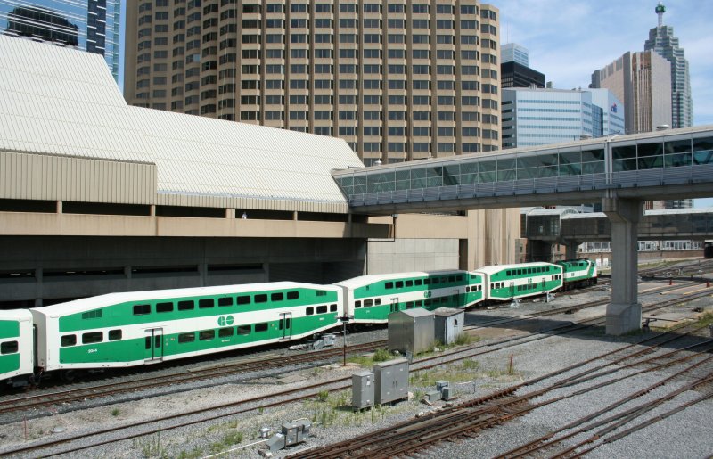 GO- Zugkomposition beim Einfahren in den Torontoer Hbf am 3.8.2009 mit F59PH 544 an der Spitze.