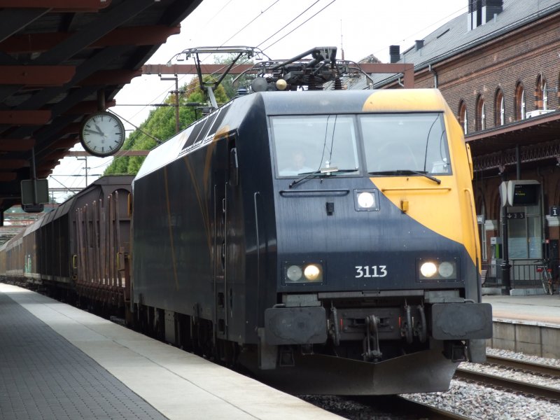 Gods 3113 fhrt durch Bahnhof Kolding