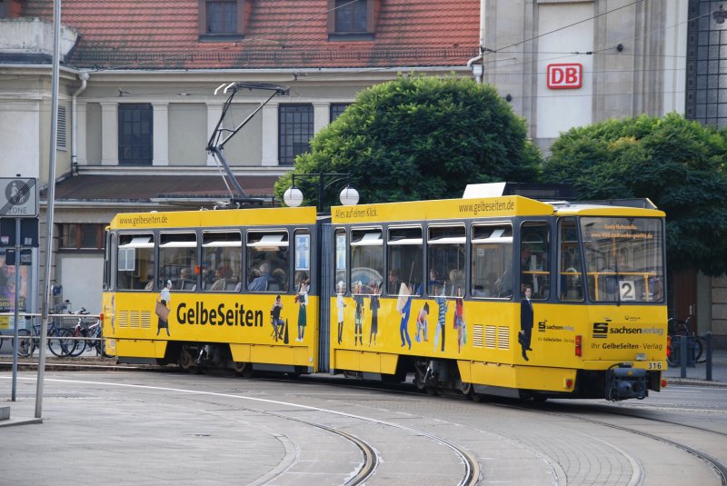 GÖRLITZ (Landkreis Görlitz), Straßenbahnlinie 2 nach Bisnitz/Landeskrone bei der Einfahrt in die Haltstelle Bahnhof Görlitz