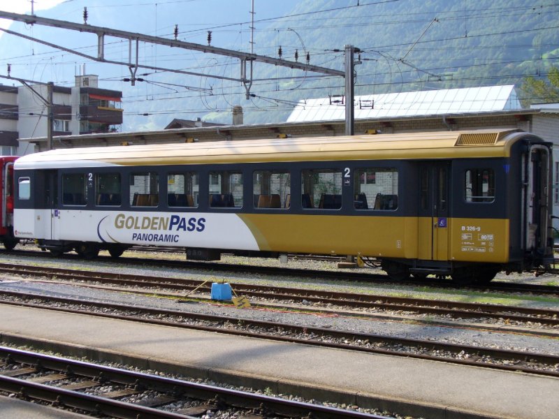 Golden Pass Personenwagen 2 Kl. B 326-9 im Bahnhof von Meiringen am 10.09.2006