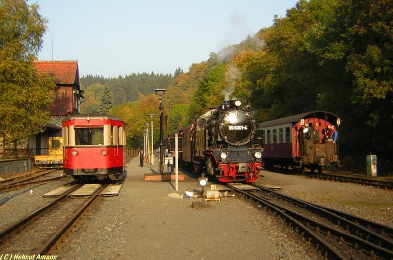Goldene Herbstsonne lag am 15.10.2005 auf der Rauchkammertr
der 99 6001 und auf dem Bahnhof Alexisbad bei der Begegnung 
mit dem Triebwagen T1.  

