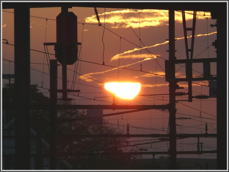 Goldene Sonne ber der westlichen Bahnhofseinfahrt in Chur. (28.10.2007)