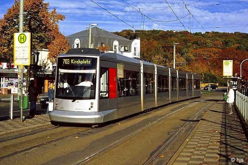 Goldener Oktober. Tw 2028 an der (H) Burgm�llerstra�e (27. Oktober 2005)