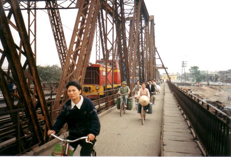 Goldstar-Express berquert den Roten Fluss (Feb.1997)
mit regem Fahrradverkehr; (aber Achtung teilweise sind gefhrliche  Lcher  in der Brcke)