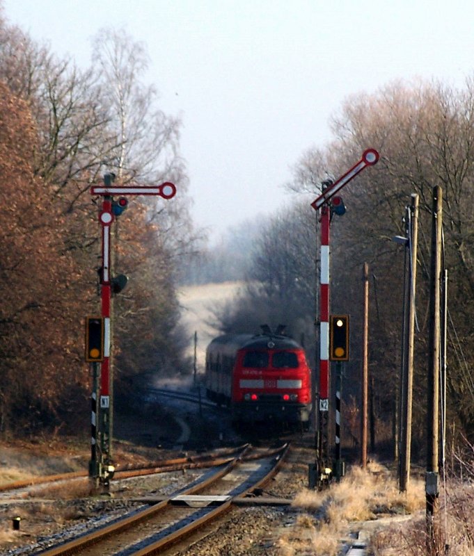  Goodbye 218 .  Gezhlt sind die Tage in denen man sich im Kraichgau  am satten Sound dieser Dieselloks erfreuen kann. Zum Winterfahrplan 2009 soll es hier fertig sein mit Diesel. Ab dort regieren den Kraichgau dann 425er und ein paar AVG Stadtbahnen. Die Flgel werden selbstverstndlich auch abgebaut. Sehr traurig, wieder eine Dieselstrecke weniger, was nebenbei das letzte Einsatzgebiet der 218er im RheinNeckarRaum ist.

Auf der Aufnahme dieselt eine unbekannte 218 mit einem Regionalexpress gen Heilbronn und durchfhrt mit rund 120 km/h den Haltepunkt Grombach, der Mo-So nur im 2 Stundentakt von den Regionalbahnen nach Heidelberg angefahren wird - es verkehren 628.