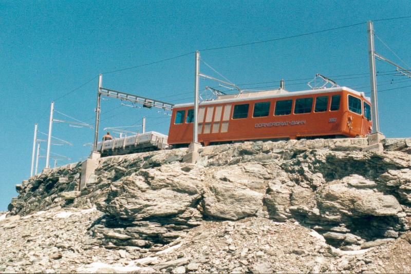 Gornergratbahn GmP mit Bhe 4/4 3062 auf Bergfahrt kurz vor der Bergstation Gornergrat (Juli 1997)