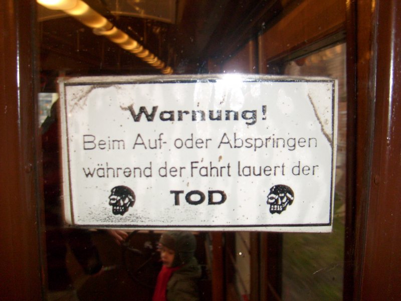 Gotha-Gelenktriebwagen in Rostock-Marienehe. Hier ein interessantes Schild