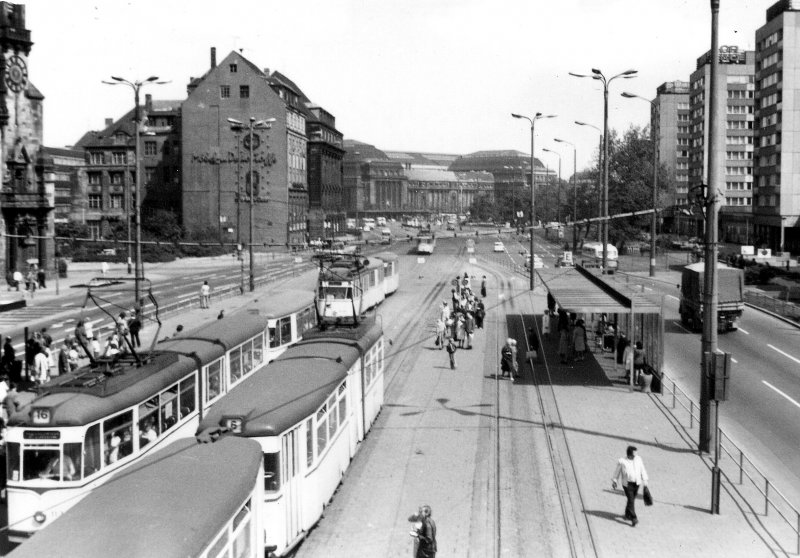 Gothaer (Typ 32) und  Pullmann  (Hintergrund) an der Haltestelle  Blechbchse .
Ich habe das Foto anfang der 70er von der damals relativ neuen Fussgngerbrcke in Richtung Hauptbahnhof aufgenommen.
Kurz vor der schrittweisen Umstellung auf  Tatras .
