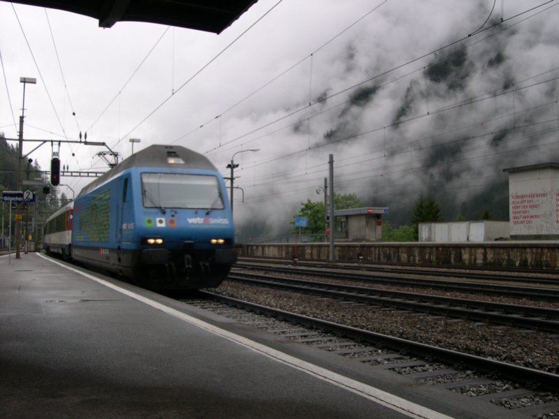 Gotthard 2008 - Am 22.05.2008 durcheilt 460 071-4  Mittelland  mit EC 109 Basel-Mailand den Bahnhof Gschenen. Unser IR nach Faido folgt ihr auf dem Fue. Beeilt sie sich deshalb so oder flchtet sie nur vor dem schlechten Wetter in den Sden? Ich kann sie beruhigen, auf der anderen Seite sieht es nicht besser aus!