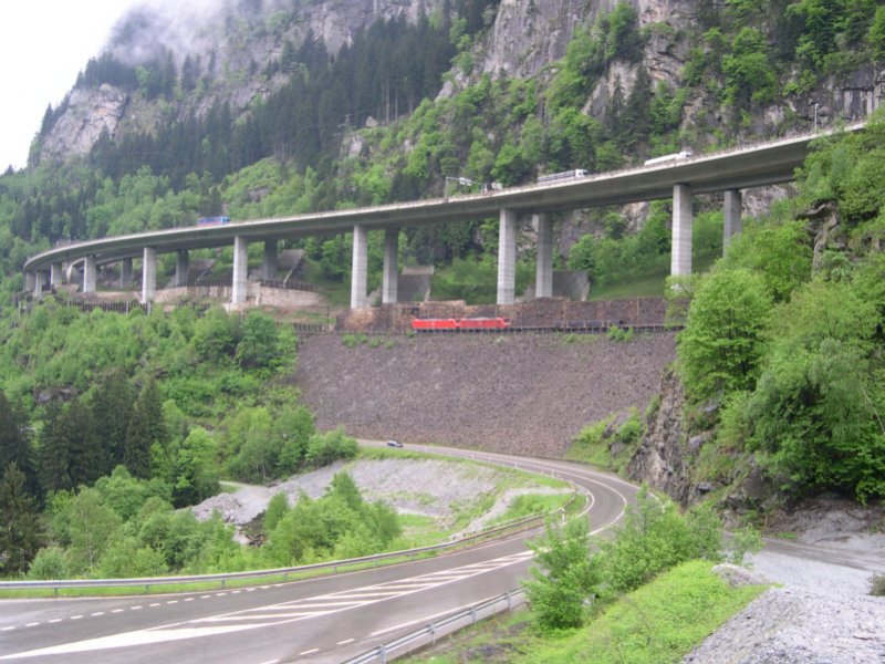 Gotthard 2008 - Auch die DB rollt mit ihren Loks der BR 185 durch die Leventina. Diese beiden haben am 22.05.2008 einen Stahlzug am Haken und werden gleich mit der ganzen Fuhre etwas Karusell fahren! Rechts von uns befindet sich der 147m lange Monte Piotino Tunnel.