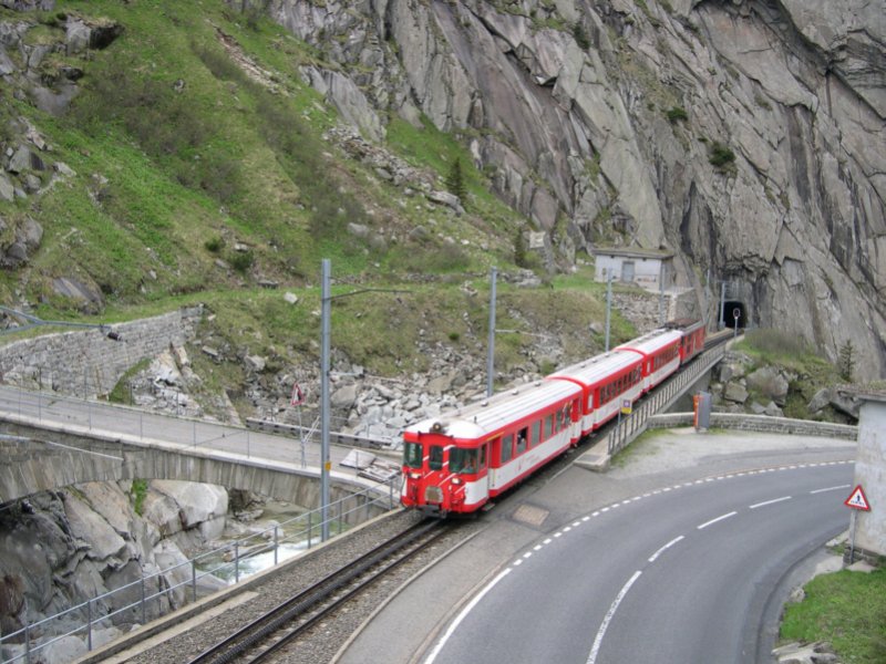 Gotthard 2008 - Aus dem 434m langen Jostbachtunnel kommt am 24.05.2008 R 659 Gschenen - Andermatt gekrochen. Angefhrt wird die Komposotion von ABt 4152. Jeder zweite Zug fhrt brigens von Gschenen durch bis nach Visp. 