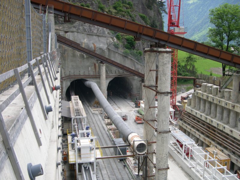 Gotthard 2008 - Bauzustand des 54 km langen Gotthard-Basistunnels am 25.05.2008 von der Brcke des ffentlichen InfoCenter Erstfeld. So langsam erkennt man was es einmal werden soll. In ein paar jahren wird hier an dieser Stelle vom Tunnel nichts mehr zu sehen sein, denn dieses Terrain wird dann berdeckelt sein.  
