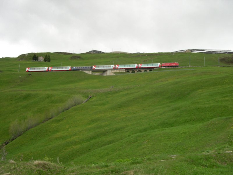 Gotthard 2008 - Bei dem Tempo welches die Zge im Zahnstangenabschnitt von Andermatt bis zum Ntschen vorlegen, kann man gut den Fotostandort wechseln. Nocheinmal knnen wir D 908 Zermatt - St. Moritz auf seiner Fahrt den Berg hinauf ablichten. Ntschen 24.05.2008