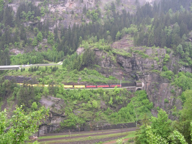 Gotthard 2008 - Briefe und Pakete knnen schon ganz schn schwer sein, so das es ber die Gotthardbahn gleich 3 Loks bentigt. Dieser Postzug hat gerade den Prato-Kreiskehrtunnel (1.560m) verlassen und verschwindet gleich im 276m langen Pardorea-Tunnel. Bei Polmengo am 22.05.2008.