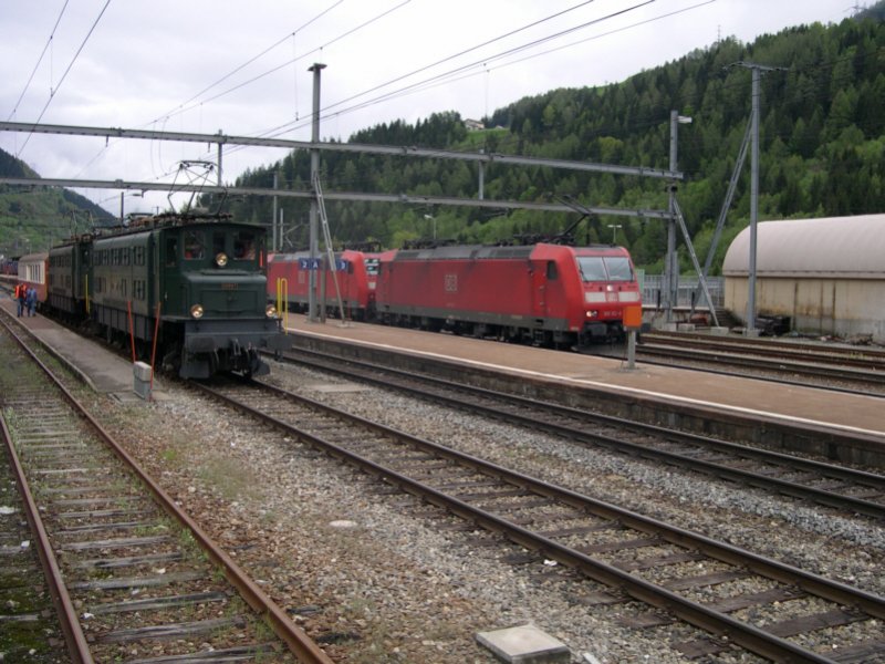 Gotthard 2008 - Da staunen die beiden alten Damen nicht schlecht, als sie am 22.05.2008 im Bahnhof von Airolo von den beiden deutschen 185ern (185 112 und 120) berholt werden. Zu ihrer planmigen Zeit gab es sowas nicht. Wre ja noch schner, Fremdpersonal am Gotthard, wo gibts denn sowas! Und gleich erst noch aus Deutschland! Na ja, lassen wir sie weiter von der guten alten Zeit trumen. 