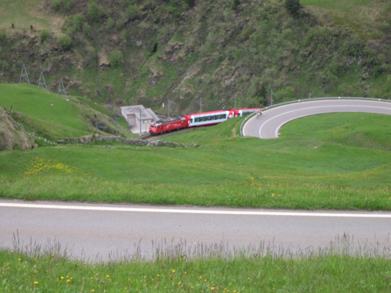 Gotthard 2008 - Der fahrplan ist beim Glacier eigentlich nebenschlich. Denn hier heit es der Weg ist das Ziel. Whrend die Fahrgste des D 904 Zermatt-St. Moritz gemtlich das Mittagessen einnehmen muss sich Lok 101 der MGB mchtig ins Zeug legen um die Steigung zum Ntschen zu schaffen. Schlielich fhrt der Zug, bestehend aus 6 Wagen, unter Volllast!