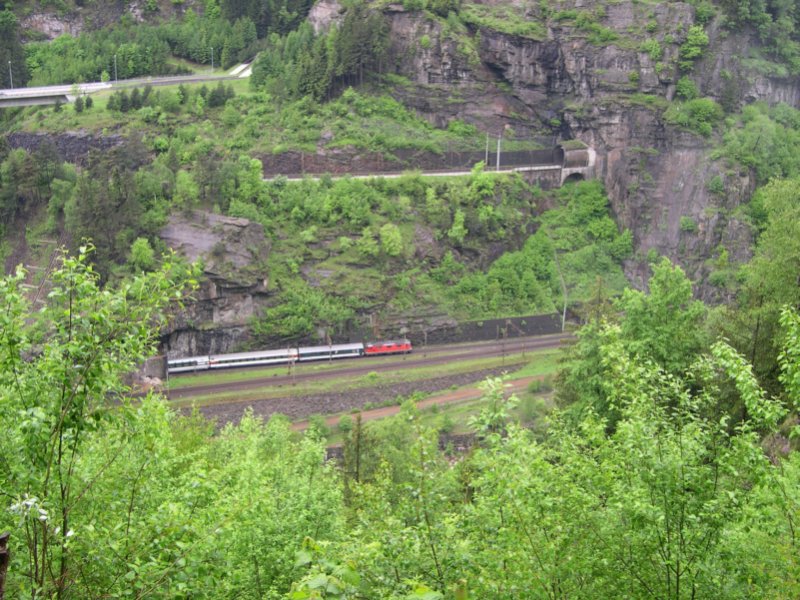 Gotthard 2008 - Die 3. Runde auf dem Gotthard-Sdrampen Karussel dreht IR 2276 nach Zrich. Diesesmal zur Abwechslung wieder links herum. Dieser Ausblick bitete sich vom Wanderweg Gottardo auf der Sdrampe bei Il ponte de Polmengo. 22.05.2008.