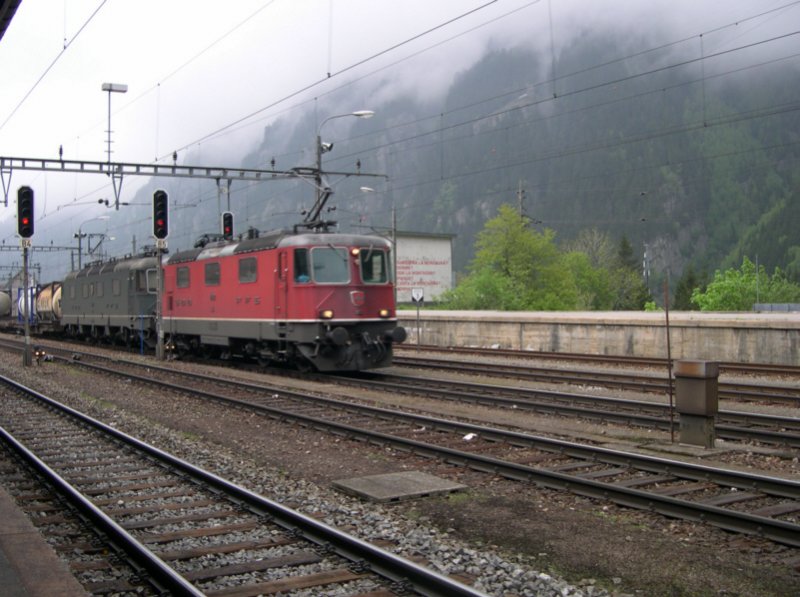 Gotthard 2008 - Die beiden SBB Loks Re 4/4 11162 und Re 6/6 11659 haben am Abend des 22.05.2008 einen Gterzug die Gotthard Nordrampe hinaufgezogen. Nun legen sie einen Kurzen Halt ein, damit ihre Kollegin am Schluss des Zuges, die ihnen bis hierher Untersttzung gegeben hat, abgesetzt werden kann.