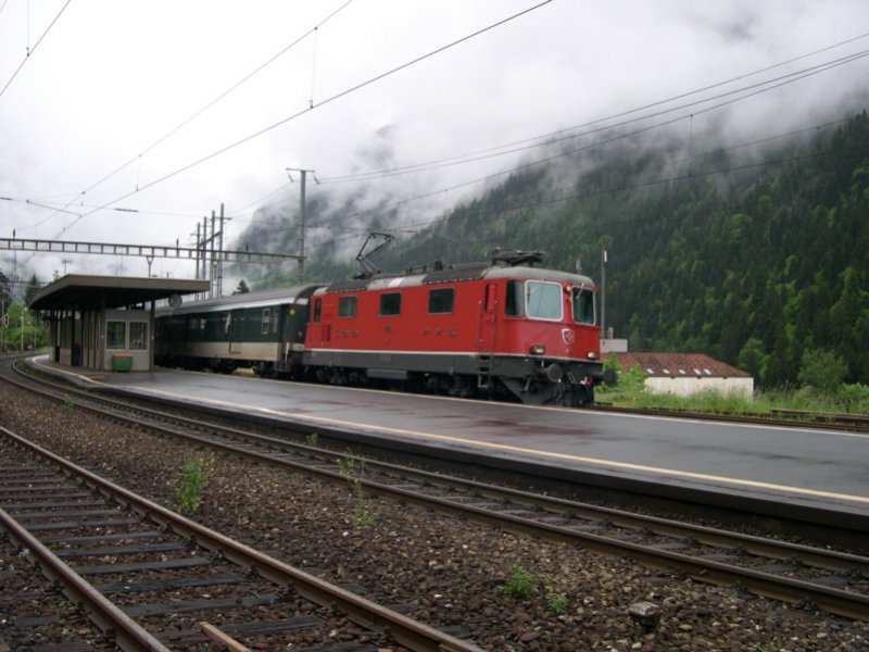 Gotthard 2008 - Diese Lok verfolgte uns sprichwrtlich an all unseren Tagen am Gotthard. Es handelt sich um Re 4/4 11195 die hier in Faido mit ihrem IR 2276 Locarno-Zrich einen planmigen Halt einlegt. Dann wird sie die letzten Hhenmeter nach Airolo in Angriff nehmen, bevor sie im Gotthardtunnel auf die Nordseite der Alpen wechselt. Faido, 22.05.2008