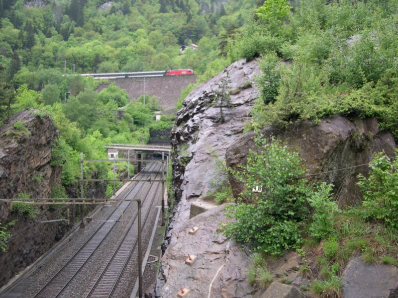 Gotthard 2008 - Dieser Zug oben befindet sich gerade zwsichen dem 74m langem Artoitotunnel und dem 1.568m langen Freggio-Kreiskehrtunnel. In ziemlich genau 1,5 min wird er seine fahrt hier unterhalb nach Sden fortsetzen. Bei Dazio Grande am 22.05.2008