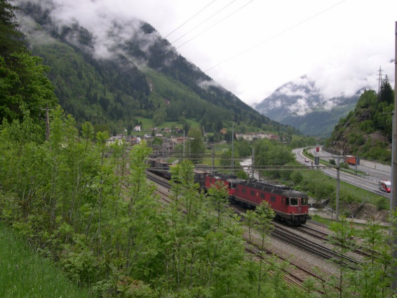 Gotthard 2008 - Eigentlich wollten wir weiter bis Airolo laufen. nachdem wir aber bereits in Faido die Zeitangabe gesehen hatten, entschlossen wir uns ab Dazio Grande das Postauto zu nehmen. Whrend auf den Bus noch etwas Zeit ist knnen wir die Doppeltraktion bestehend aus Re 6/6 11667 und Re 4/4 11188 mit ihrem Gterzug im Bild festhalten. Die Nebelschwaden an den Berghngen knden von sehr feuchter Luft. Der letzte Regentropfen ist an dem Tag noch nicht gefallen!