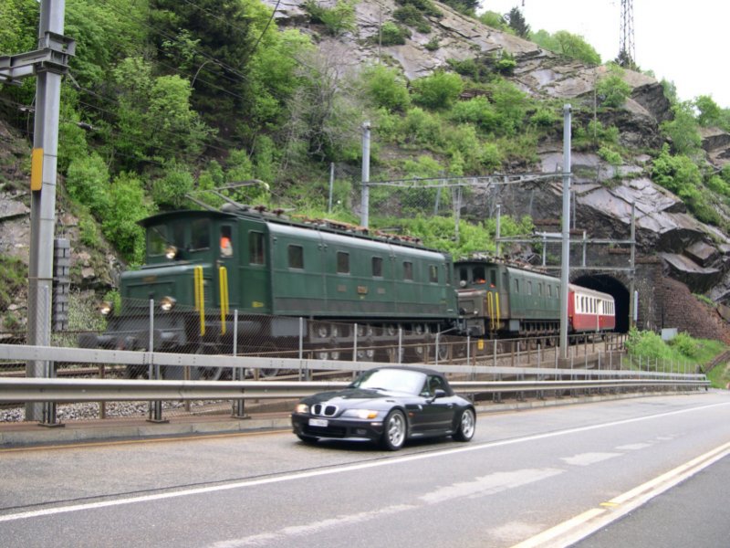 Gotthard 2008 - Eine zufllige Begegnung mit den beiden Ae 4/7 10997  Mendrisio  und 10999  Lausanne  hatten wir am 22.05.2008 am Nordportal des 353m langen Dazio-Tunnels. Zwischen dem ebenfalls zufllig ins Bild geratenenem Kraftwagen deutschen Fabrikats drften schlappe 70 Jahre liegen. An dieser Stelle kreuzen sich brigens Eisenbahn, Autobahn und Bundesstrae auf 3 Ebenen. Vom Dazio-Viadukt sieht man allerdings nicht sehr viel.