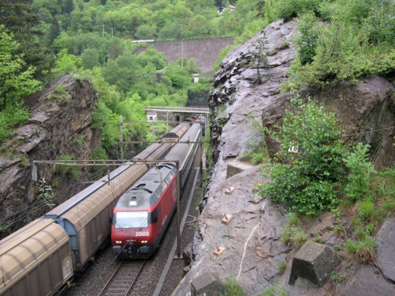 Gotthard 2008 - Eingequetscht zwsichen Felsen verluft die Doppelspur der Gotthardbahn hier bei Dazio Grande. Der IR rechts fhrt nach Sden und der Gterzug links will noch ber den Berg. Er wird gleich noch oben im Hintergrund auf der Mauer erscheinen, dann von rechts nach links. Bei Dazio Grande am 22.05.2008