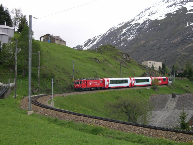 Gotthard 2008 - Etwas Geduld brauchten wir am 24.05.2008 um D 903 St. Moritz - Zermatt ablichten zu knnen. Mit nur 15 min Versptung war der Zug unterwegs. Eine Versptung die wahrscheinlich von den Fahrgsten des Glacier berhaupt nicht wahrgenommen wird, denn hier ist der Weg das Ziel! Noch wenige Meter und der Zug erreicht den Bahnhof von Andermatt. Frher wurde hier entweder der Speisewagen zu- oder weggestellt. Mit den neuen Glacier wurde auch das Catering umgestellt. Die Zge fhren nun ber den gesamten Laufweg eine Bar (der rote Wagen in der Mitte) und das Essen wird am Platz serviert, falls mit bestellt! Andermatt, 24.05.2008  