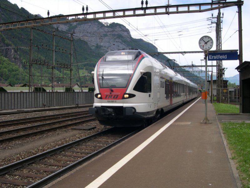 Gotthard 2008 - Fern der Heimat zieht TILO-Flirt 524 007-2 am 25.05.2008 seine Kreise als S2 Erstfeld-Zug. Hier konnte der Triebwagen bei der Einfahrt in Erstfeld abgelichtet werden.