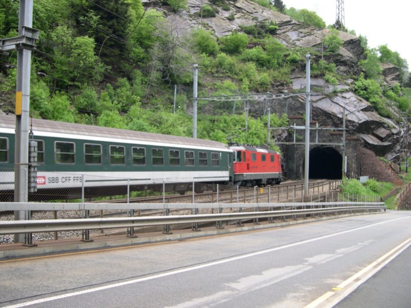 Gotthard 2008 - IR 2275 Zrich - Locarno macht sich am 22.05.2008 bei dazio Grande an den Abstieg in die Leventina. Bevor er aber Faido erreicht, muss er noch ein wenig Karussel fahren. Zuglok ist im brigen unsere altbekannte Re 4/4 11195. Dieser Lok begegneten wir heute schon des fteren und solltene s auch in den nchsten Tagen tun.