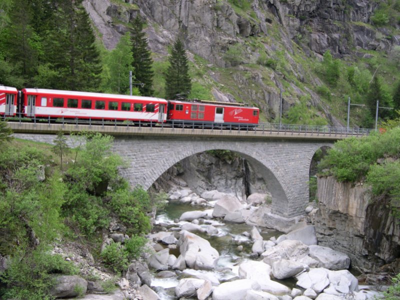 Gotthard 2008 - Kurz vor Gschenen muss die Schllenen ein weiteres Mal mittels einer Brcke berquert werden. Am 24.05.2008 tut dies MGB Deh 4/4 93 mit R 668 Andermatt - Gschenen. Und wir verkriechen uns jetzt in unser Hotel. Vom Ntschen bis Gschenen brauchten wir nicht weniger als 6h. Die reine Wanderzeit wird jedoch mit 2,5h angegeben.