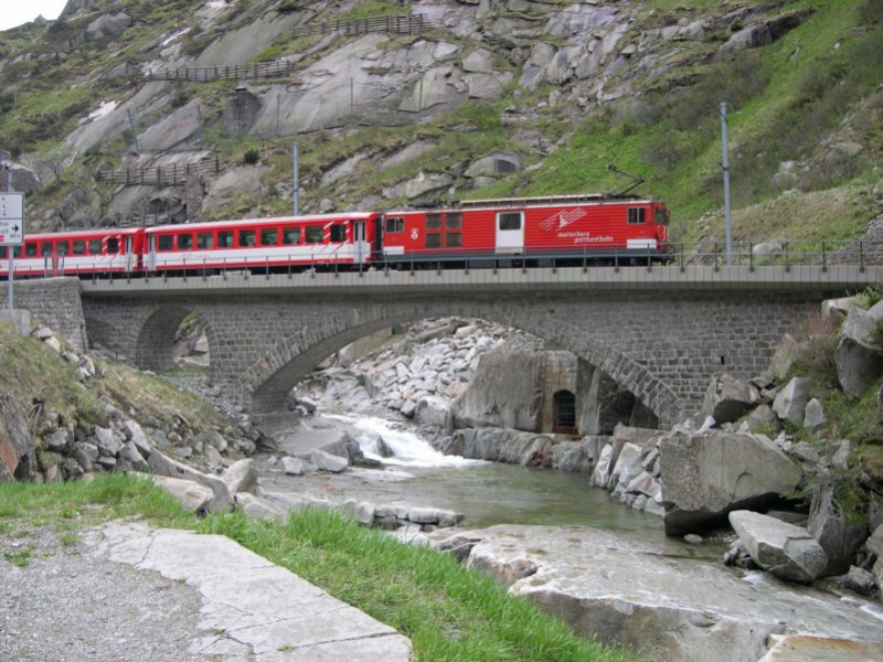 Gotthard 2008 - Langsam zieht MGB Deh 4/4 96 seinen Zug ber die Teufelsbrcke an der Schllenenschlucht in Richtung Gschenen. Der Sage nach soll die diese Brcke vom Teufel gebaut worden sein, weil die Urner immer wieder an deren Bau scheiterten. Der Teufel wollte als Gegenleistung die Seele des Ersten der die Brcke berquerte. Die Findigen urner schickten einen Ziegenbock als erstes und tricksten so den Teufel aus. Bei Andermatt am 24.05.2008