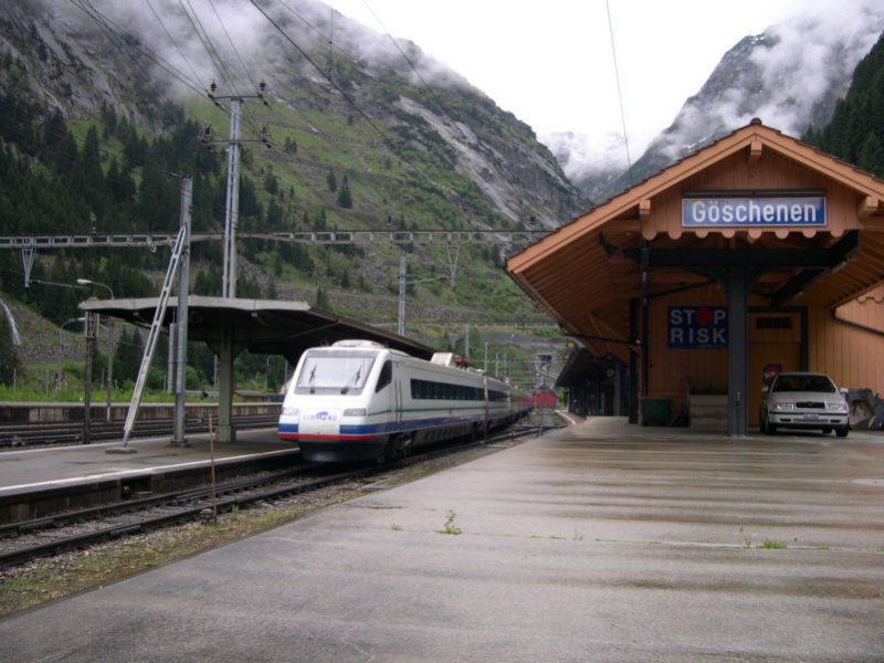 Gotthard 2008 - Nach einem guten Frhstck im Hotel  Weies Rssli  zu Gschenen wollen wir heute die Sdrampe der Gotthardbahn von Faido bis Dazio Grande in Angriff nehmen. Das Wetter verheit allerdings nichts Gutes und der als CIS 156 Mailand-Zrich durch Gschenen eilende ETR 470 007 scheint auch nicht viel Lust zu haben. Er schiebt eine Versptung von 10 min vor sich her. Gschenen, 22.05.2008