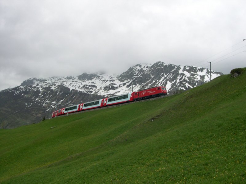 Gotthard 2008 - Whrend der Zug sich den Berg hinauf schlngelt hat der geneigte Eisenbahnfotograf gengend Zeit den Standort zu wechseln. Aus anderer Perspektive sehen wir noch einmal D 904 Zermatt-St. Moritz am 24.05.2008 am Ntschen bei Andermatt. In Disentis werden brigens die beiden Zge D 904 und D 906 in einem nur 3 min dauernden Rangiermanver zusammengesetzt und setzen ihre Fahrt gemeinsam nach St. Moritz fort. In der Gegenrichtung funktioniert es genauso.