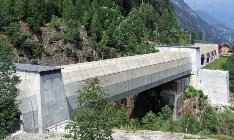 Gotthard Nordrampe: Wegen Lawinen- und Erdrutschgefahr seit 1984 eingepackt. Die Rorbachbrcke oberhalb von Wassen. (22.7.09)