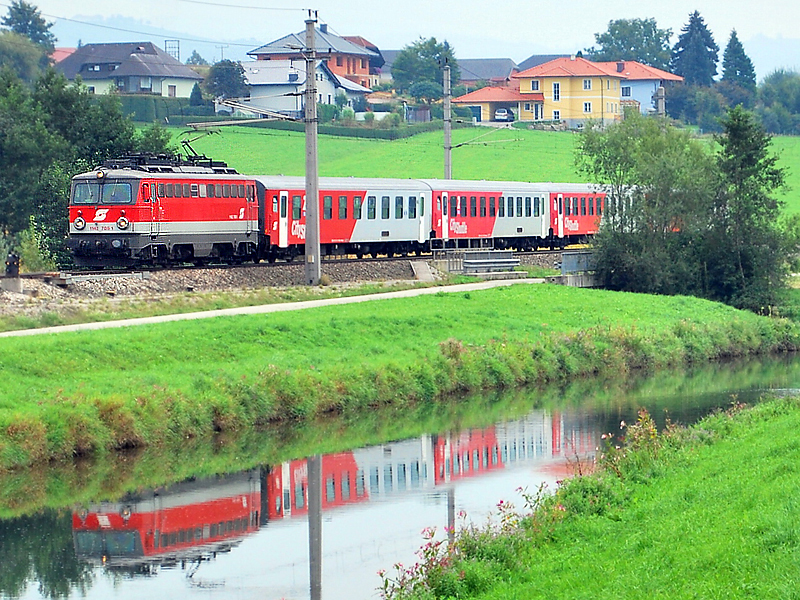 Gottseidank waren trotz des nicht so guten Wetters am 11.9.09 einige Spiegelungsmotive mglich, hier z.B. 1142 705 in Richtung Linz Hbf nach der Ausfahrt aus Wartberg/Krems.