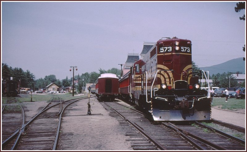 GP-7 573 wartet in der bleiernen Mittagshitze von 33 Grad in North Conway auf Fahrgste. Im Park nebenan wurde ein Wasserschlauch angeschlossen, mit dem sich die Leute abspritzen konnten, um sich etwas Khlung zu verschaffen. (02.08.1998)