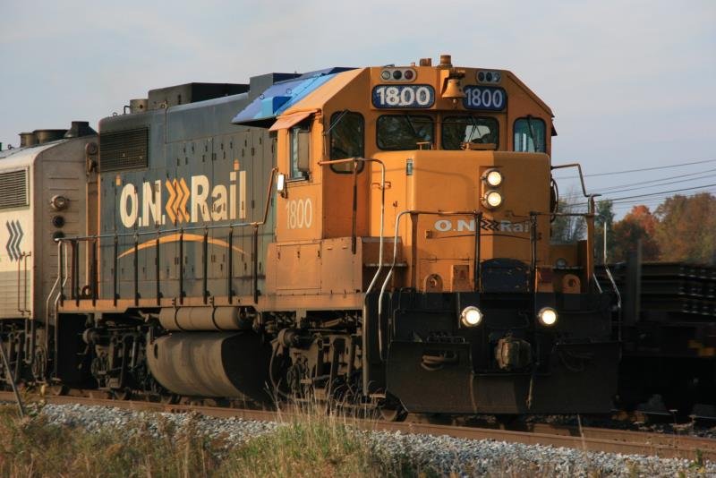 GP38 #1800 der O.N. Rail auf dem Weg Richtung Toronto bei Brechin; 12.10.2008