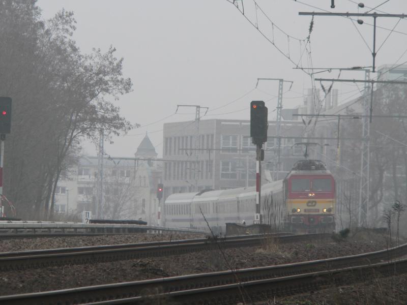 Grau und diesig war das Wetter am 27.03.05 (Ostersonntag). Hier fuhr die 371 005-0 der CD mit dem Berlin-Warszawa-Express am Bahnhof Kpenick vorbei.