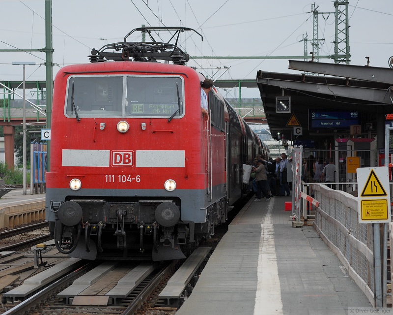 Grauer Betriebsalltag auf der Main-Weser-Bahn. 111 104-6 fhrt mit dem RE 4111 leicht versptet im Bahnhof Gieen. Und noch einmal 2 Minuten Versptung scheint der Lokfhrer zu denken. (28. Juni 2009)
