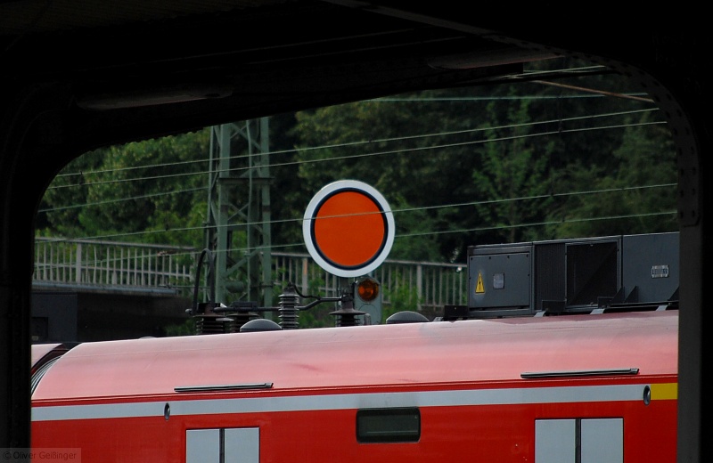 Grauer Betriebsalltag auf der Main-Weser-Bahn. Ganz Gieen fest in der Hand moderner Lichtsignale? Nein, eine kleine Horde Formsignale im Gterbahnhof Gieen wehrt sich vehement gegen die Verschrottung. Dieses Vorsignal lt sich sogar bequem vom Bahnsteig aus sehen, wenn nicht wieder einmal ein Quietschie im Weg steht. (28. Juni 2009)