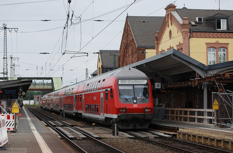 Grauer Betriebsalltag auf der Main-Weser-Bahn. RE 4876 mit 111 112-9 nach Aachen wartet auf die Abfahrt, die Zielanzeige zeigt noch immer Gieen an. (28. Juni 2009)