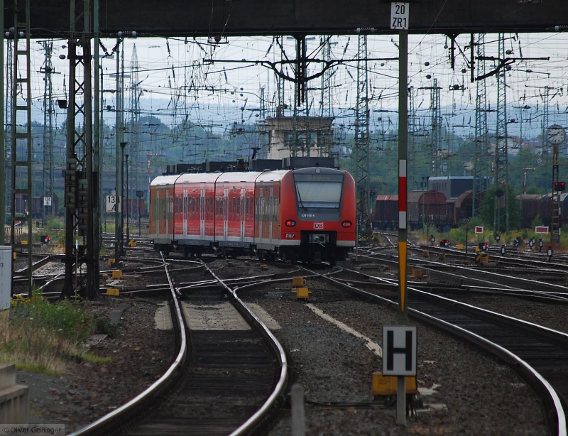 Grauer Betriebsalltag auf der Main-Weser-Bahn, untrennbar gehrt mittlerweile der Mittelhessenexpress alias Bandscheibenexpress, dazu. Nach der Trennung fhrt 425 015-5 als RE 25116 nach Dillenburg weiter. Die Fahrtrichtung wurde gendert, hier wechselt Quietschie gerade auf die Gleise der Lahn-Dill-Strecke, die heute nur noch Regional und Gterverkehr kennt. (28. Juni 2009)