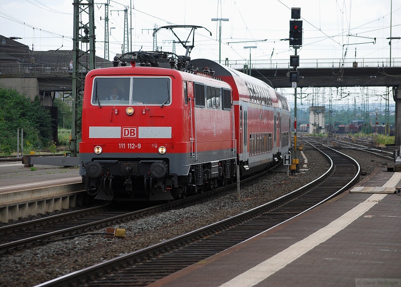 Grauer Betriebsalltag auf der Main-Weser-Bahn. Von der Lahn-Dill-Strecke trifft gerade 111 112-9 mit RE 4867 von Aachen ein, und wird bald wieder als RE 4876 nach Aachen zurckfahren. (28. Juni 2009)