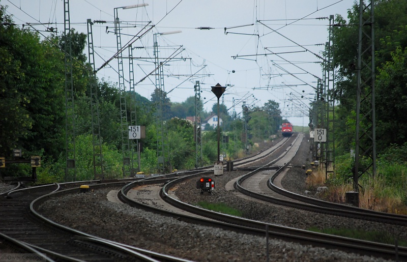 Grauer Tag und die Main-Weser-Bahn. Blick aus der engen Kurve in Butzbach in die nachfolgende Gerade. Trotz Teleobejektiv fast am Horizont nhert sich 110 406-6 mit RB 15339. (28. Juni 2009)