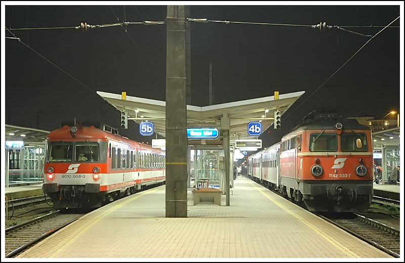 Graz Hauptbahnhof am 12.12.2006. Am Bahnsteig 5 wartet IC 612  Erzherzog Johann  auf die Abfahrt nach Salzburg und am Bahnsteig 4 wurde soeben R 4076 mit Schublok 1142 533 nach Unzmarkt bereitgestellt. Im Normalfall verlassen die Triebwagen der Reihe 4010 den Grazer Hauptbahnhof mit Triebkopf voraus. Gestern am 12.12.06 war dies allerdings nicht der Fall.