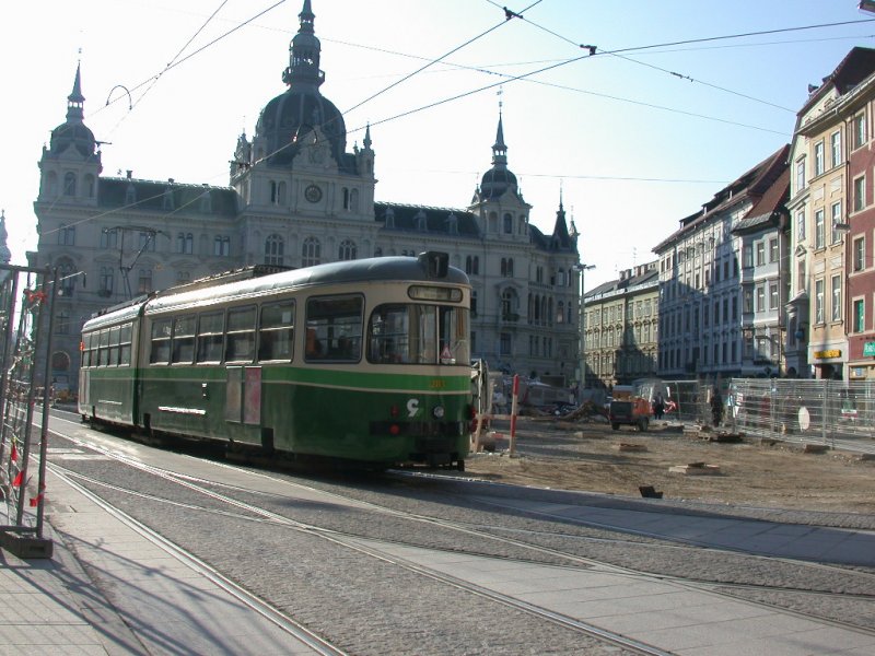 Graz, Linie 1 schlngelt sich durch eine Baustelle. (12.10.2001)