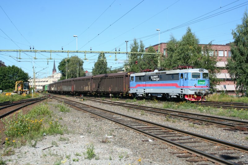 Green Cargo Rc4 1175 bei der Einfahrt aus Richtung Norden oder Westen in den Bahnhof Sundsvall C am 25.7.2008.