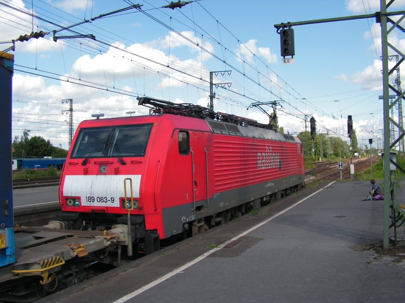 Grenzbahnhof Emmerich.. an der Stelle wo der Stromabnehmer auf das deutsche Stromnetz gefhrt wird.. der fr niederlndische Netzverhltnisse angehoben Stromabnehmer wurde gerade gesenkt .. (25.Juli 2009)