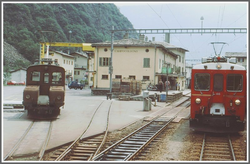 Grenzstation Campocologno mit ABe 4/4 46 und einer der Ge 2/2 noch in brauner Farbe. Die Gleisanlagen waren an dem Steilen Hang sehr begrenzt und wurden durch eine neue Gterumschlagsanlage jenseits des Flusses Poschiavino ergnzt. (Archiv 08/84)